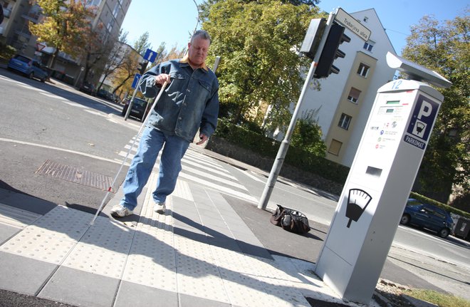 Ni ovir, da slepih in slabovidnih ne bi vključili v izdelovanje spletnih strani in tako še bolj opolnomočili. Fotografija je simbolična. FOTO: Tadej Regent/Delo