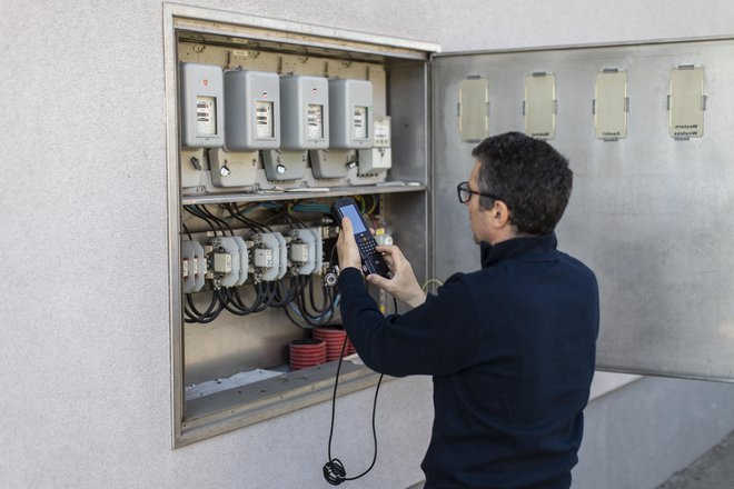 Potrošnik tudi po menjavi dobavitelja ostaja priključen na isto omrežje in isti električni priključek ali števec, zato je bojazen pred fizičnimi posegi na domu odveč. FOTO: Voranc Vogel/Delo