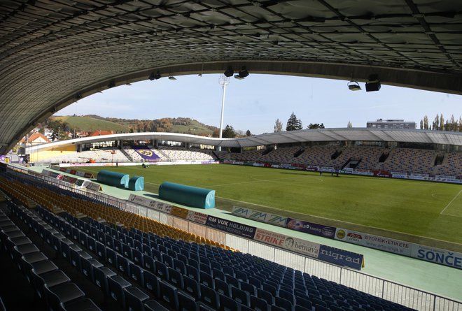 Zahodno tribuno v Ljudskem vrtu z znamenitim lokom naj bi do naslednje pomladi temeljito obnovili. FOTO: Tadej Regent/Delo