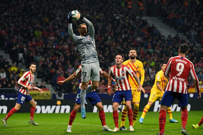 V španskem DP je ostala neodigrana tudi tekma med Barcelono in madridskim Atleticom z Janom Oblakom v vratih. FOTO: AFP