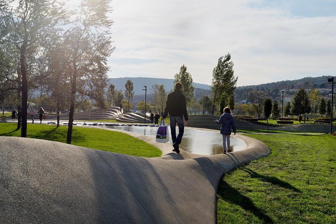 <strong>Park ob Semedelski promenadi</strong> Od lani je Koper bogatejši za park ob Semedelski promenadi, ki so ga na območju degradiranega nasipa med gramoznim parkiriščem za tržnico v Kopru, kanalom Grande in bodočim športnim parkom ob ustju Badaševice 