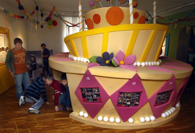 Ogromna rojstnodnevna torta je bila sredi otroškega muzeja že pred osmimi leti ob razstavi Moj rojstni dan. FOTO: Aleš Černivec