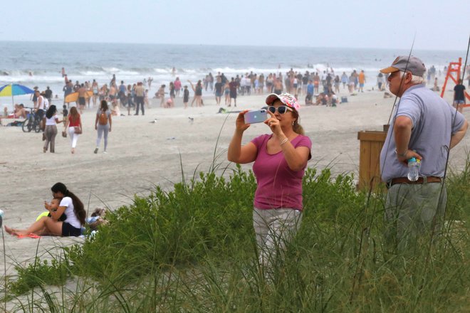 Ljudje so že pohiteli na plažo v floridskem&nbsp;Jacksonvillu. FOTO: Sam Thomas/Reuters