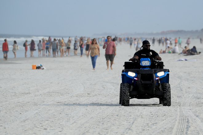 Policija preverja, ali  sprehajalci upoštevajo varno razdaljo. FOTO: Sam Greenwood/AFP