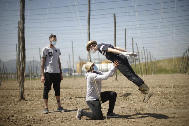 Športniki so izkoristili dan tudi za trening. Tako je nogometaš Marcos Tavares asistiral skakalcu Domnu Prevcu. FOTO: Jure Eržen