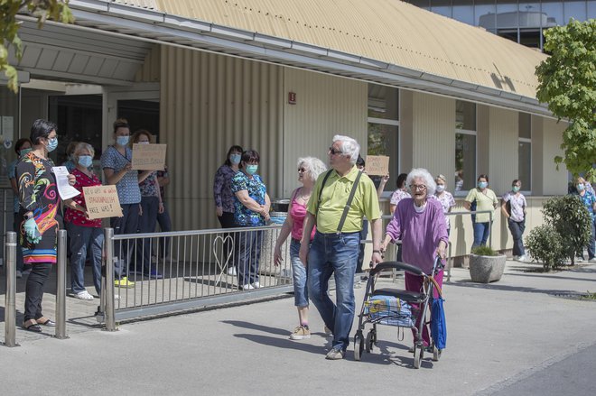 Skupnost socialnih zavodov Slovenije je pozvala zaposlene v domovih, naj izrazijo nestrinjanje s skrbjo za starejše.