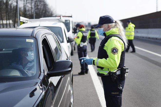 V demokratični družbi ne more biti sprejemljivo, da namesto inšpektorjev nadzor nad zakonom o nalezljivih boleznih izvajajo<br />
policisti z uporabo polnih (celo razširjenih) pooblastil. FOTO: Leon Vidic/Delo