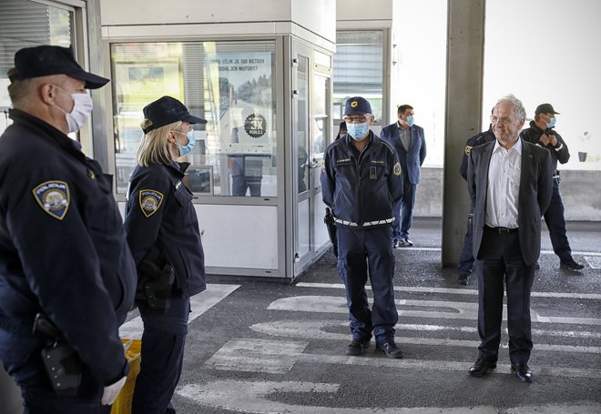 Minister za notranje zadeve Aleš Hojs se je srečal s policisti na mejnem prehodu Dobovec. FOTO: Blaž Samec/Delo