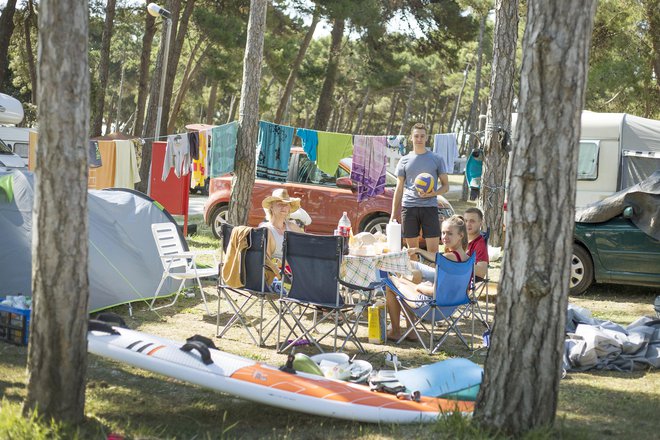Domači gostje za poletne mesece najbolj povprašujejo po kampih in bungalovih, kjer je manj stikov z drugimi gosti. Foto Leon Vidic