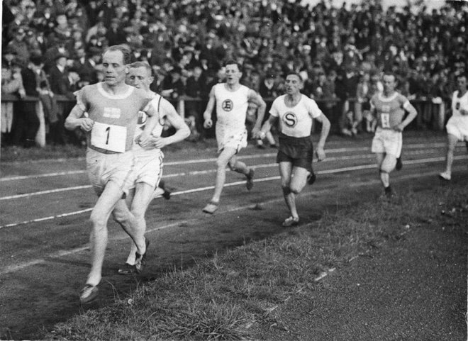 Finski tekač na srednje in dolge proge Paavo Nurmi (levo) je bil eden od junakov OI 1920. Osvojil je tri zlate in eno srebrno kolajno.<br />
FOTO: Arhiv MOK