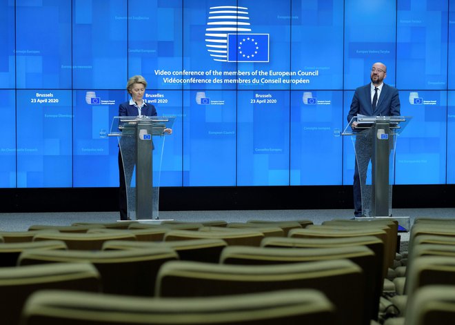 Predsednica evropske komisije Ursula von der Leyen in predsednik evropskega sveta Charles Michel med predstavljanjem dosežkov četrtkovega videovrha EU. FOTO:AFP