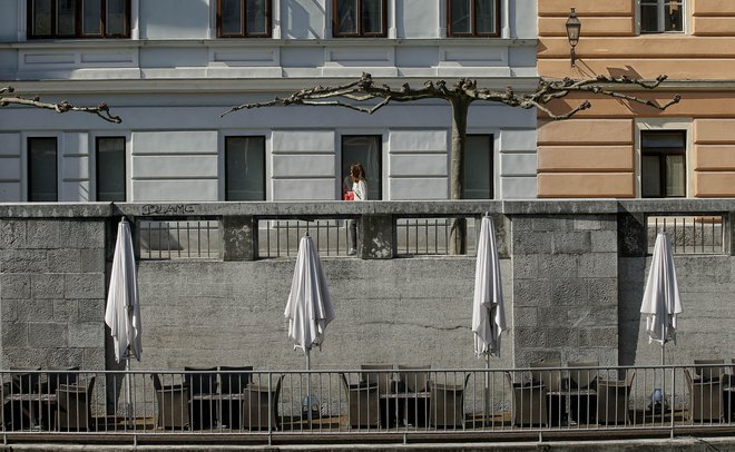 Naslednji v vrsti težav, ki jih je povzročila epidemija, so razni pravni posli, torej pogodbe vseh vrst, ki se v teh spremenjenih časih prav tako sklepajo. Fotografija je simbolična.&nbsp;FOTO: Blaž Samec/Delo