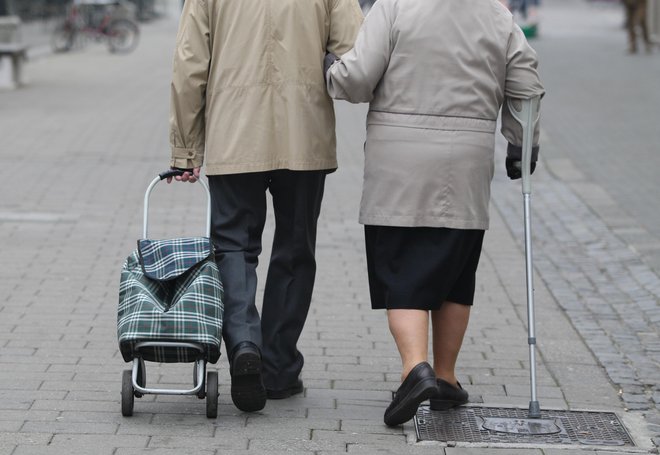 V ljutomerskem domu za starejše občane, ki je eno od največjih žarišč okužbe s koronavirusom, pa so v soboto vzeli 19 brisov, en stanovalec je bil pozitiven na novi koronavirus. Fotografija je simbolična.&nbsp;FOTO: Tadej Regent&nbsp;