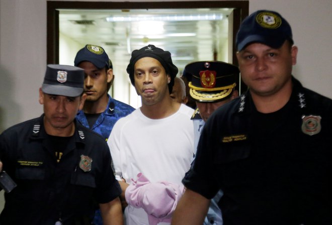 Ronaldinho v Paragvaju v hišnem priporu čaka na sojenje.  FOTO: Reuters