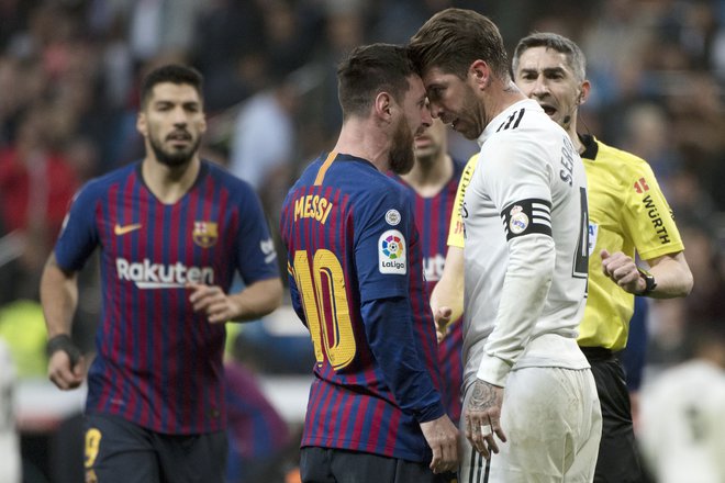 Po vrnitvi na igrišča bosta kapetana madridskega Reala in Barcelone Sergio Ramos (desno) in Lionel Messi verjetno bolj upoštevala varnostno razdaljo. FOTO: AFP