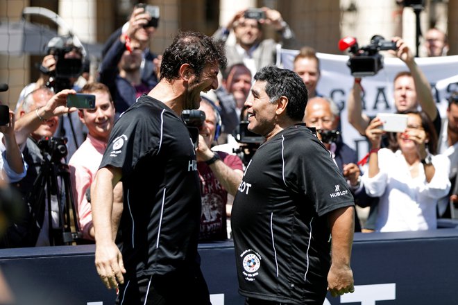 Ciro Ferrara in Diego Maradona sta pri Napolju štiri leta delila slačilnico in osvojila dva naslova italijanskega prvaka. FOTO: Reuters