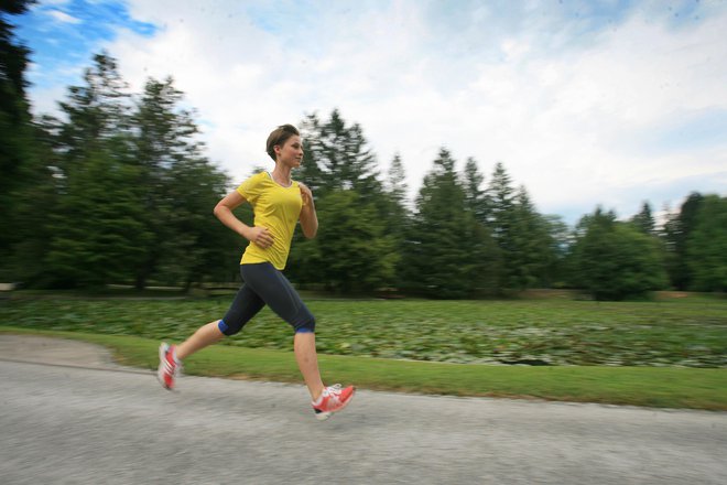 Tek je aerobni šport, zato aerobne sposobnosti najbolje natreniramo z aerobnimi teki v stacionarnem stanju, in ne samo s trdimi treningi, trpljenjem na tempo tekih in hitrimi ponovitvami intervalov.FOTO:&nbsp;Leon Vidic