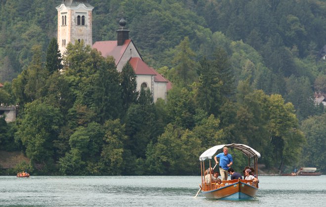 Gospodarski minister Zdravko Počivalšek želi navdušiti Slovence za spoznavanje lepot Slovenije in njenih pokrajin. FOTO: Igor Zaplatil/Delo