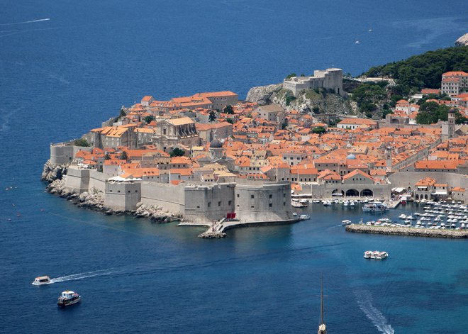 Države, ki so močno odvisne od turizma (denimo Hrvaška), so v še posebno težkem položaju. FOTO: Leon Vidic/Delo