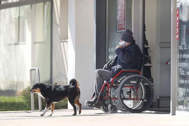 V program Veriga psihosocialne oskrbe in druženja, ki deluje pri ZIFS, je vključenih tristo uporabnikov, nekateri med njimi bivajo v domu za starejše in vedno jih je nekaj tudi v bolnišnici. FOTO: Leon Vidic