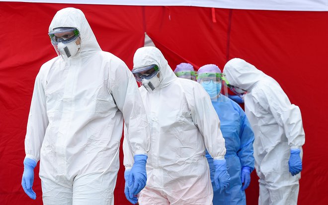 Povsod po svetu so bili na priporočilo medicinske stroke sprejeti vladni ukrepi, ki omejujejo gibanje, osebne stike in druženje večjega števila oseb. Foto Reuters