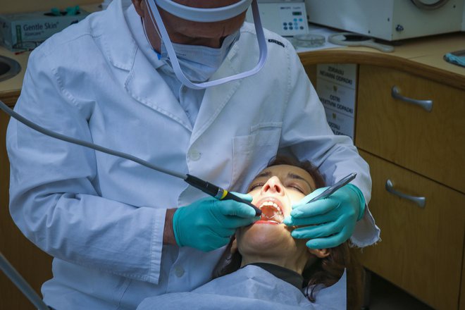 Dežurni zobozdravniki paciente sprejemajo samo po naročilu. Foto: Jože Suhadolnik/Delo