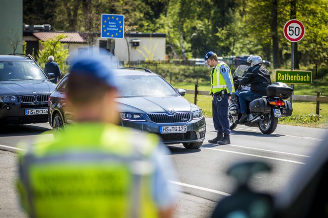 Nadzor na notranjih schengenskih mejah bo ostal še nekaj časa, tudi med Nemčijo in Nizozemsko. FOTO: Marcel Van Hoorn/AFP