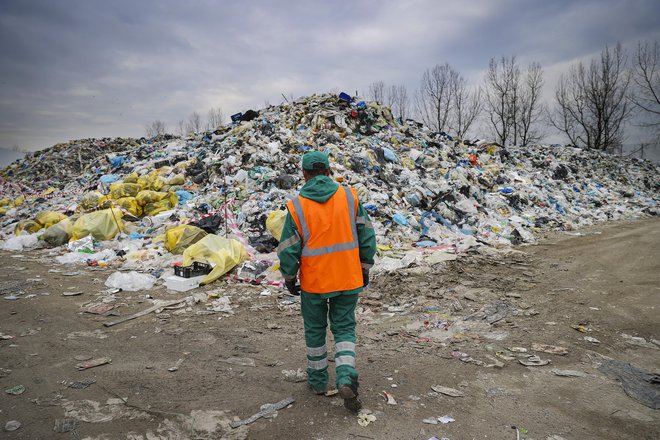 Okoljsko ministrstvo bi kopice odpadne embalaže rešeavlo s koronazakonom in na stroške državnega proračuna. Foto Jože Suhadolnik