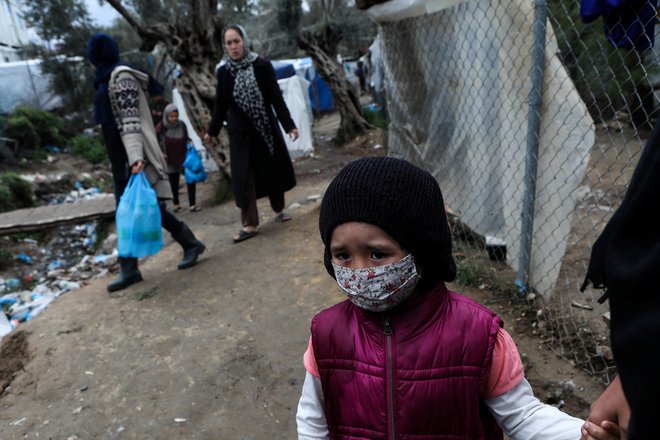 Taborišče Moria na Lesbosu je simbol trpljenja migrantov in beguncev&nbsp; na grških otokih. FOTO: Elias Marcou/Reuters