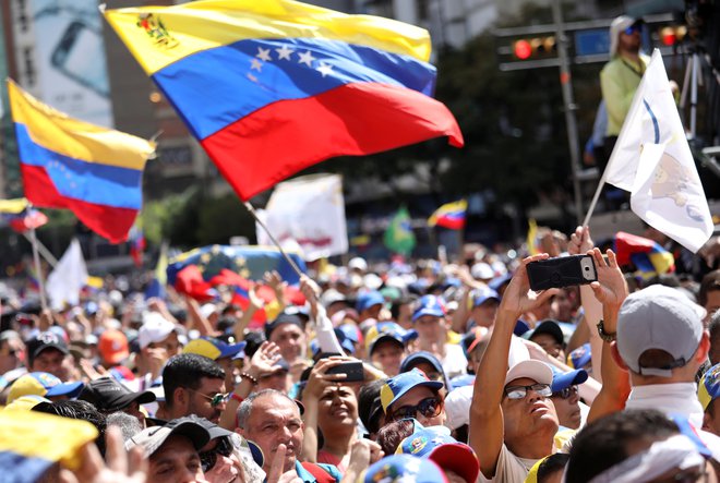 Podporniki opozicije so na ulicah Caracasa in drugod po državi ponovno zahtevali svobodno Venezuelo in konec &raquo;uzurpacije&laquo; oblasti predsednika Nicolása Madura. FOTO: Reuters