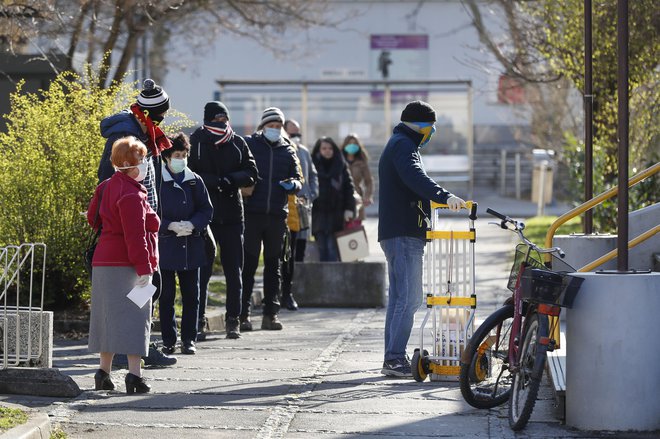 Še vedno velja priporočilo, naj v času epidemije prejemniki pokojnin ne tečejo na pošto in banko.<br />
<br />
FOTO: Leon Vidic