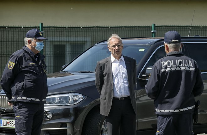 Minister za notranje zadeve Aleš Hojs in Anton Travner, generalni direktor policije, na mejnem prehodu Dobovec med pandemijo 24. aprila. FOTO: Blaž Samec/Delo