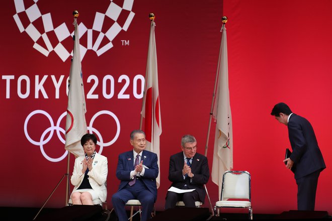 Japonski premier Shinzo Abe (desno) in Thomas Bach (drugi z desne) imata polne roke dela z usodo Tokia 2020. FOTO: AFP