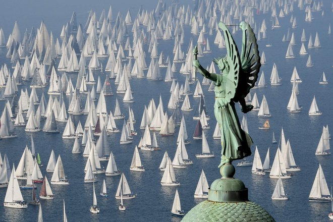 Barkovljanka je v zadnjih letih vsakič privabila več kot 2000 jadranic in se zapisala kot največja regata s skupnim štartom na svetu. FOTO: AFP