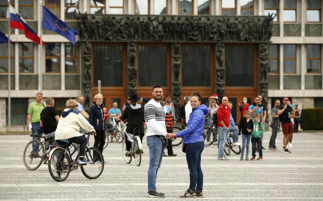 Protivladni protest na Trgu republike 27. aprila 2020. FOTO: Matej Družnik/Delo