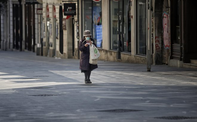 Tako Avstrija kot Slovenija sta sprejeli ukrepe, ki omejujejo gibanje in zbiranje na javnih krajih ter stike med ljudmi. FOTO: Blaž Samec/Delo