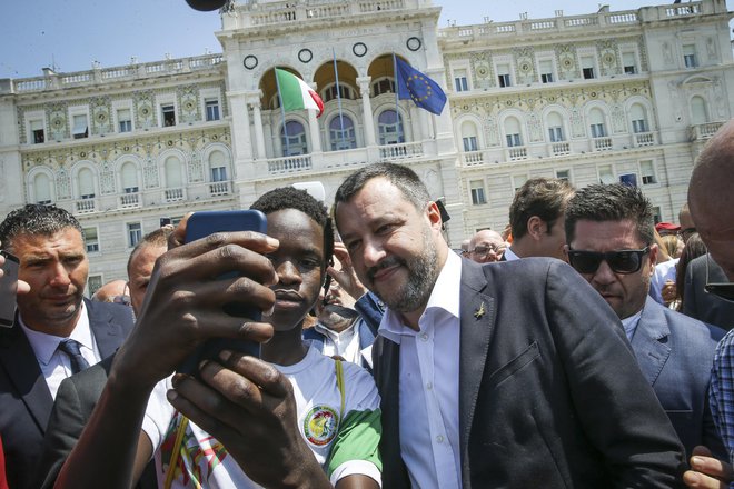 Salvinija je v Trstu pričakala navdušena množica. Nekateri so se z njim želeli tudi fotografirati. FOTO: Jože Suhadolnik/Delo