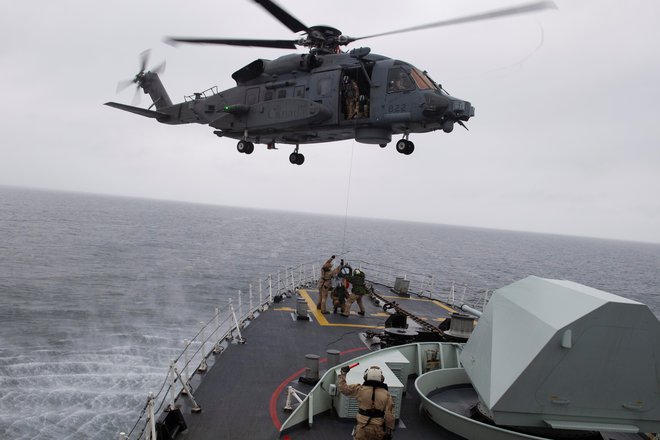 Kanadski helikopter je strmoglavil v italijanskih vodah. FOTO: Reuters
