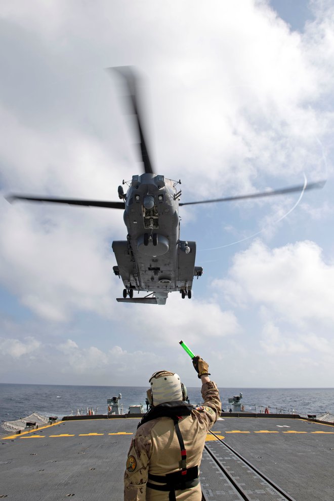 Helikopter CH-148 Cyclone pristaja na ladji HMCS Fredericton februarja letos. FOTO: Reuters