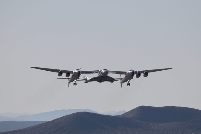 Letalo VSS Unity je najprej pripeto na matično letalo WhiteKnightTwo, ki ga spusti iz naročja sredi leta. <br />
FOTO: Virgin Galactic/AFP