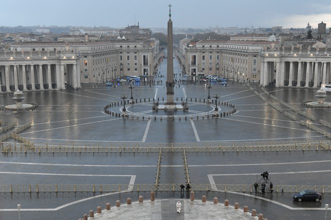 Zaradi koronavirusa je papež letos pohitel z blagoslovom mestu in svetu. Namesto za veliko noč je vernike na praznem Trgu svetega Petra blagoslovil 27. marca. FOTO: Reuters/Vatican Media