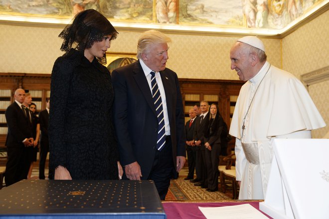 Naše gore list, ameriško prvo damo Melanio Trump, je papež na uradnem obisku v Vatikanu vprašal, ali soproga Donalda hrani s potico. FOTO: Reu­ters