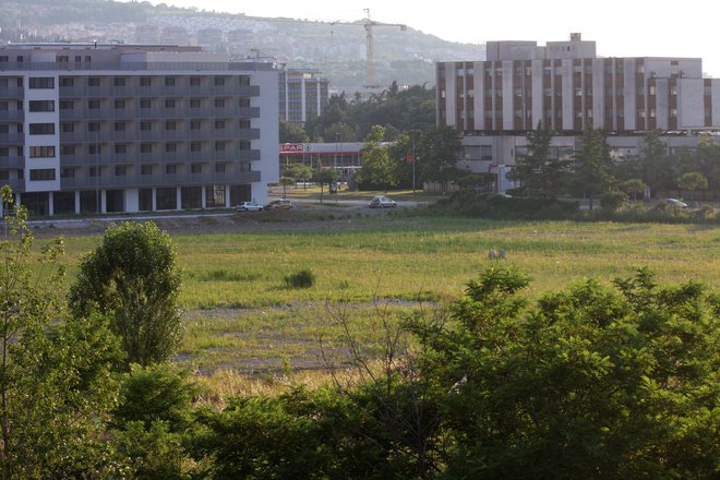 Koprsko zemljišče, na katerem je bila načrtovana soseska Toncity. Foto Boris Šuligoj/Delo