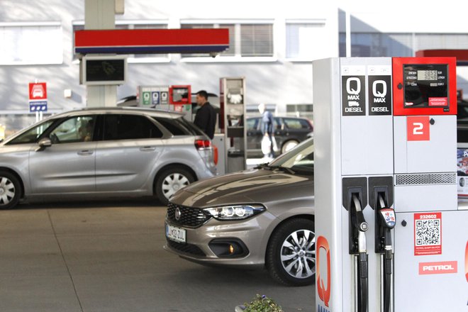 Dizelski avtomobil s posodo 60 litrov dizla oziroma plinskega olja: upoštevajoč gostoto to pomeni 51 kilogramov goriva, kar je 2170 megadžulov (MJ) energije. Če računamo s približkom, da je izkoristek te energije v sodobnem vozilu 25-odstoten, pride na kolesa 543 MJ energije. Fotografija Mavric Pivk