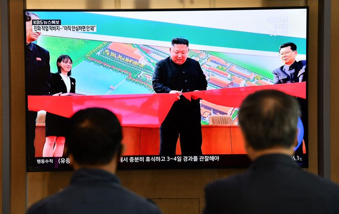 Severnokorejska tiskovna agencija KCNA je navedla, da je Kim Džong Un med mnogimi vzkliki &raquo;hura&laquo; v Sunčonu severno od Pjongjanga prerezal otvoritveni trak nove tovarne fosfatov.&nbsp;FOTO: Jung Yeon-je/AFP