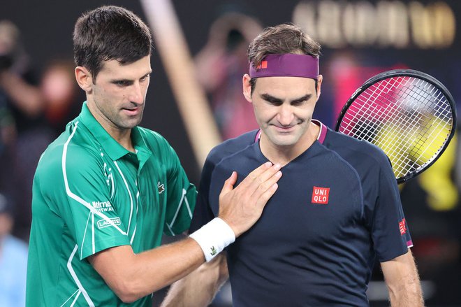 Novak Đoković in Roger Federer na letošnjem odprtem prvenstvu Avstralije ... Taki prizori v začetnem obdobju zagona tenisa najbrž ne bodo možni. FOTO: AFP