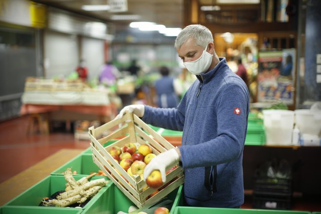 V Sindikatu delavcev trgovine Slovenije so pred prvomajskimi prazniki sprožili pobudo, da bi trgovine ob nedeljah in na dela proste dneve ostale zaprte tudi po izteku krize zaradi pandemije. FOTO: Jure Eržen/Delo