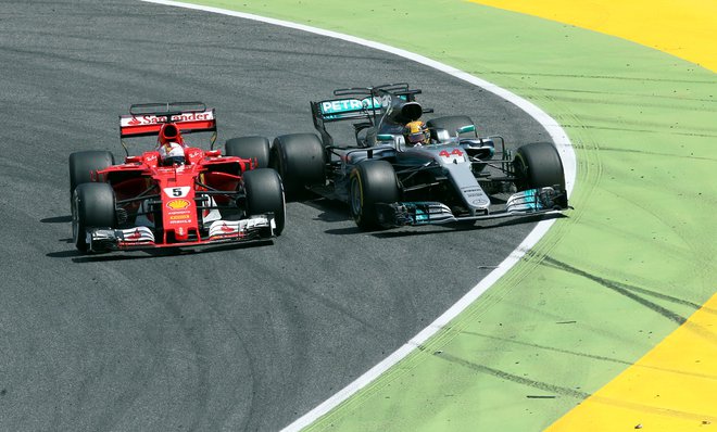 Številni ljubitelji formule 1 se sprašujejo, kdaj bodo spet lahko videli takšen dvoboj velikih zvezdnikov Sebastiana Vettla in Lewisa Hamiltona. FOTO: Reuters