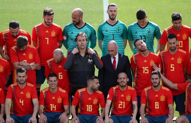 Pred SP v Rusiji so španski šefi znoreli, ker je Julen Lopetegui, na fotografiji v sredini, kot selektor izbrane vrste osredotočenost na mundial izgubil zaradi posla z madridskim Realom.