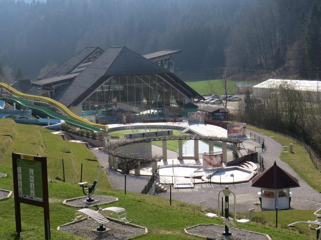 Turistični kompleks v Snoviku že poldrugi mesec sameva. Foto Bojan Rajšek